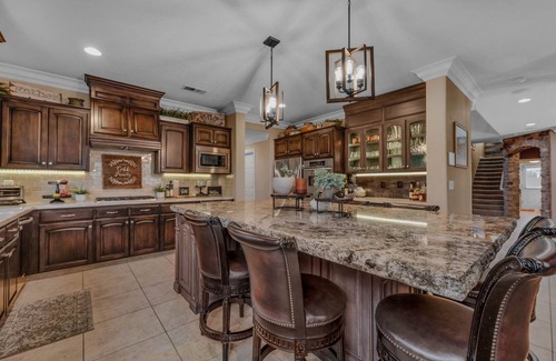Clovis Casa | Cobbo's House - WOW/Luxe/HOT TUB/Pool/GYM/gazebo/GAMES/Bikes