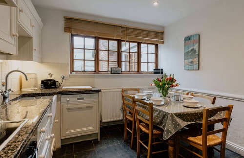 Croyde Cabaña | Cock Rock Cottage - a house that sleeps 6 guests in 3 bedrooms