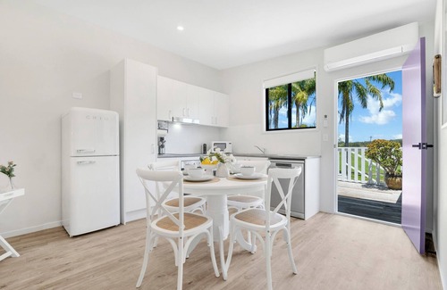 Repton Apartamento | Cockatoo - Sleeps 5, Pet Friendly, Luxe Riverside Retreat