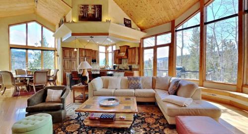 Three Peaks Casa | CoCo Chalet