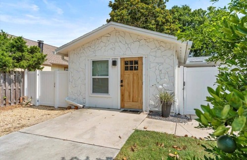 Jacksonville Beach Apartamento | COCO COTTAGE Modern Tropical 1 BDR Beach Cottage