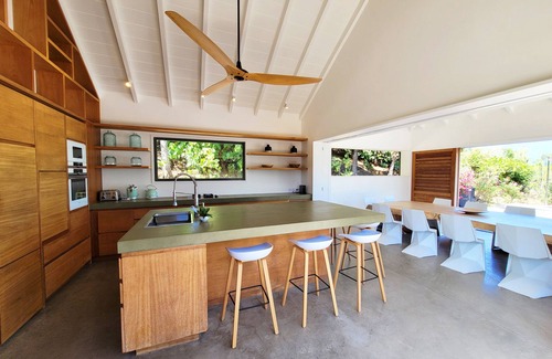 Petit Cul De Sac Beach Villa | Villa rústica elegante, hermosa piscina, área al aire libre, sala de estar de concepto abierto y área de cocina