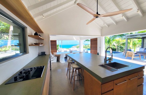 Petit Cul De Sac Beach Villa | Villa rústica elegante, hermosa piscina, área al aire libre, sala de estar de concepto abierto y área de cocina