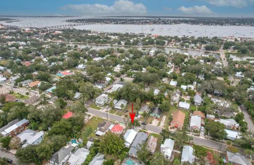 Lincolnville Casa | Coco's Cozy Cabana - Hot Tub Walk to Downtown