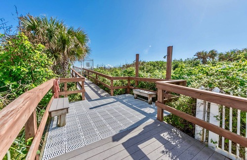 Port Canaveral Condominio | Cocoa Beach Towers by Happy Palm Stays