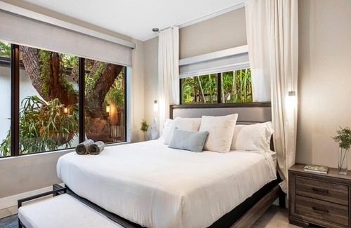 Northeast Coconut Grove Casa | Coconut Grove Villa with heated Pool sleeps 12