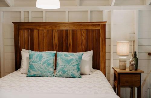 Big Creek Apartamento | CoconutTree Bungalow of Villa Paraiso/Beachfront