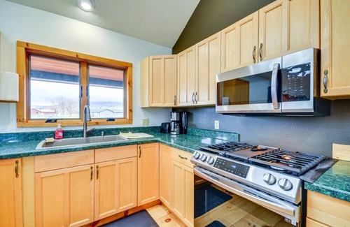 Cody Casa | Cody retreat with a view and hot tub