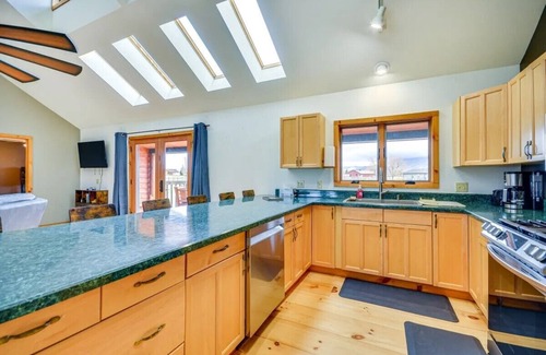 Cody Casa | Cody retreat with a view and hot tub