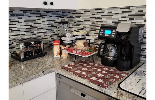 Oatmeal Casa | Coffee & tea bar, wine bar. New appliances. Extended stays allowed. KING BED.