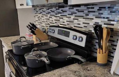 Oatmeal Casa | Coffee & tea bar, wine bar. New appliances. Extended stays allowed. KING BED.