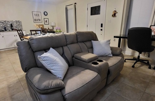 Oatmeal Casa | Coffee & tea bar, wine bar. New appliances. Extended stays allowed. KING BED.