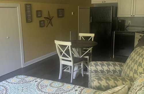 Lenoir Apartamento | Coffey's Cove. Cozy apartment in charming Collettsville NC