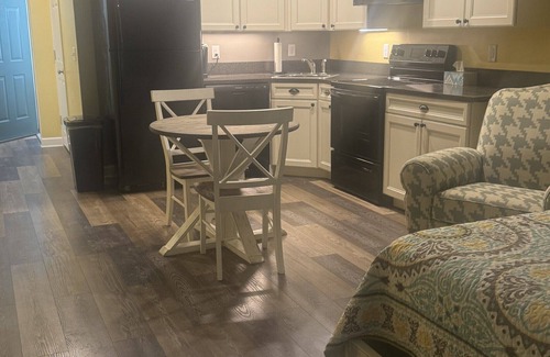 Lenoir Apartamento | Coffey's Cove. Cozy apartment in charming Collettsville NC