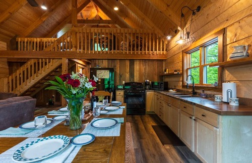 Logan Cabina | Cohosh - Hand hewn private log cabin with views