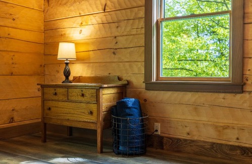 Logan Cabina | Cohosh - Hand hewn private log cabin with views
