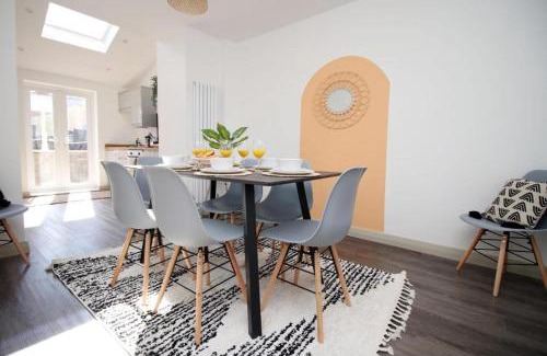 Newport Casa | Cohost Partners Charming 3BR Near City Centre Parking