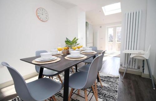 Newport Casa | Cohost Partners Charming 3BR Near City Centre Parking