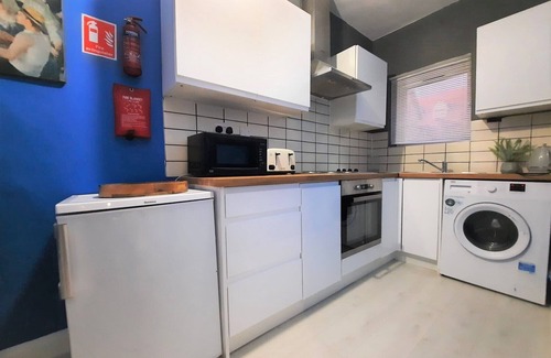 Colchester Casa | Colchester 3-Beds, Sleeps 5 with Parking & WiFi