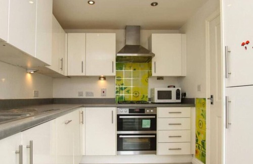 Colchester Casa | Colchester Retreat: 4BR 2BATH Ample Street Parking