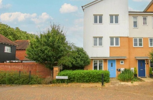 Colchester Casa | Colchester Retreat: 4BR 2BATH Ample Street Parking