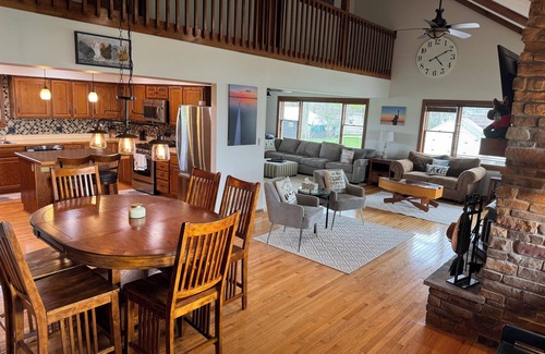 Coldwater Casa | Coldwater Lake Spacious Lake Drive Getaway