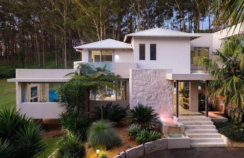 Erina Casa | Colenso Luxury Home, Perfect for Friends & Family