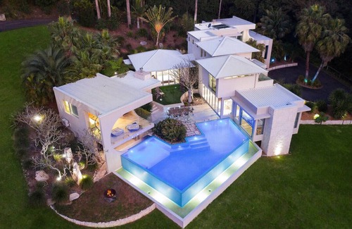 Erina Casa | Colenso Luxury Home, Perfect for Friends & Family