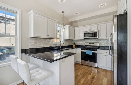 East Isles Casa | Colfax Flat 5BR 3.5BA Apartment near Uptown
