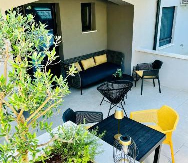 Pjescana Uvala Apartamento | COLIBRI-Design&Beach Appartement mit 40m2 Terrasse und 2 SUPs