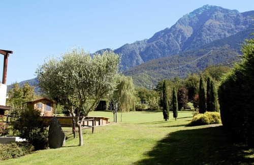 Colico Apartamento | Colico: villatrecariole x 4 adultos + 1 bebé con vista a la piscina, a la montaña y al lago