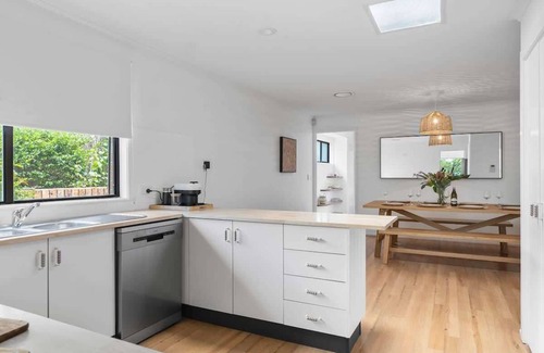 Vincentia Casa | Collingwood - 4BR modern beachfront holiday home