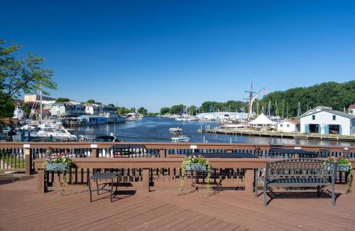 South Haven Casa | Colonial 1 - studio apartment overlooking the Black River