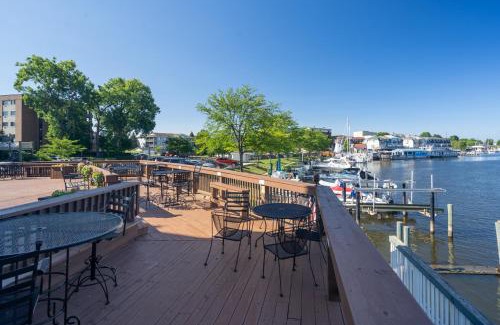 South Haven Casa | Colonial 1 - studio apartment overlooking the Black River