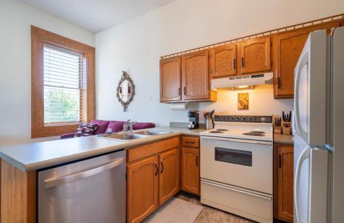 South Haven Casa | Colonial 1 - studio apartment overlooking the Black River