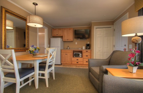 West Yarmouth Hotel | Colonial Acres Resort