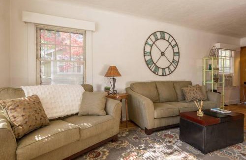Atascadero Casa | Colonial Cottage Getaway