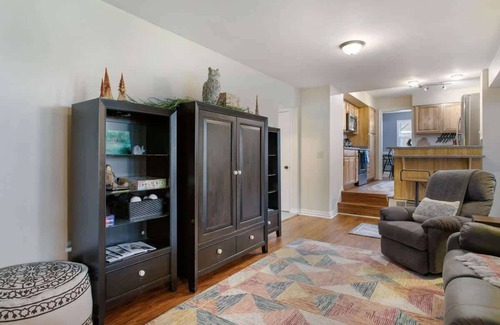Waukazoo Woods Casa | Colonial Cottage with Hot Tub & Sauna