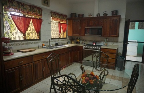 Lago de Apoyo Casa | Elegancia Colonial en el Corazón de Masaya para 8 Huéspedes