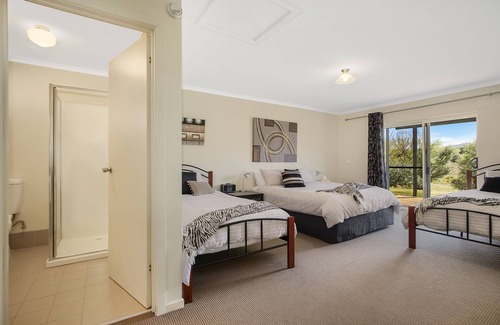 Allans Flat Casa | Colonial Inn Guest Rooms