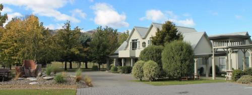 Lowburn Hotel | Colonial Manor Motel