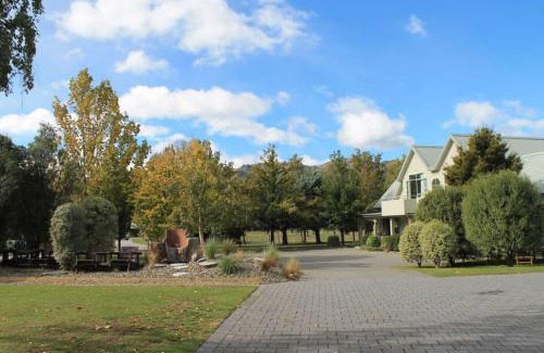 Lowburn Hotel | Colonial Manor Motel
