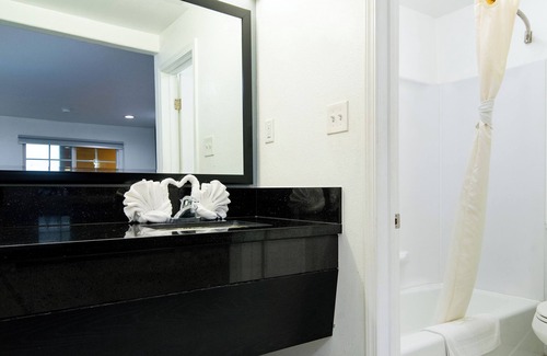 Paramount Hotel | Colonial Palace Inn