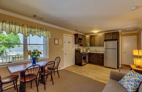 Hampton Bays Hotel | Colonial Shores Resort