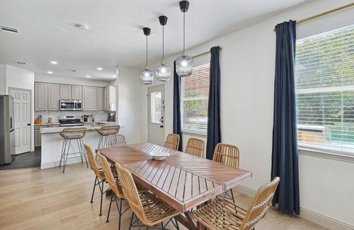 Saginaw Casa | Colonial Style Retreat ft Pool, Cinema, jacuzzi