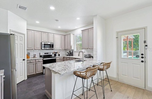 Saginaw Casa | Colonial Style Retreat ft Pool, Cinema, jacuzzi