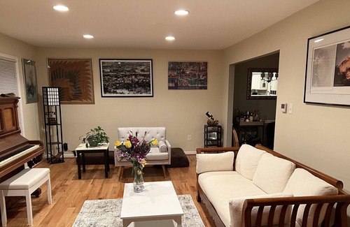 Gaithersburg Casa | Colonial with full kitchen and patio and 10 min. to metro to D.C.