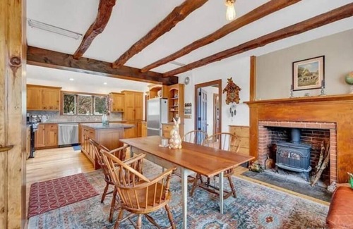 Newtown Casa | Colonial yellowhouse