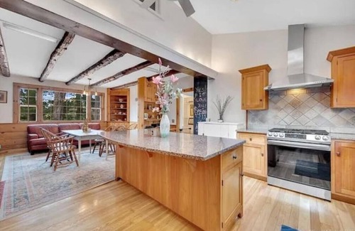 Newtown Casa | Colonial yellowhouse