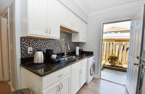 Virginia Park Apartamento | Colorful 2BR by Virginia Park w/Work Desk + Garden